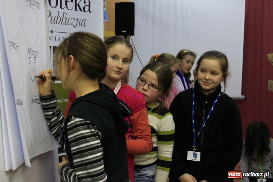 Zdjęcie w galerii na portalu naszraciborz.pl: Edward Lutczyn w raciborskiej książnicy wiadomości z regionu