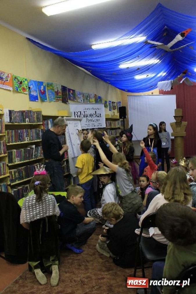 Zdjęcie w galerii na portalu naszraciborz.pl: Edward Lutczyn w raciborskiej książnicy wiadomości z regionu