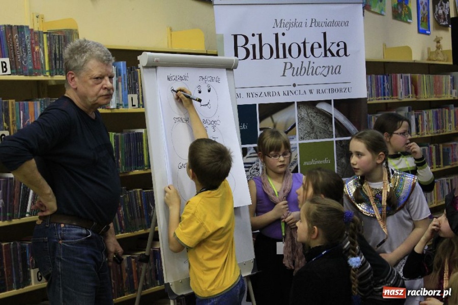Zdjęcie w galerii na portalu naszraciborz.pl: Edward Lutczyn w raciborskiej książnicy wiadomości z regionu