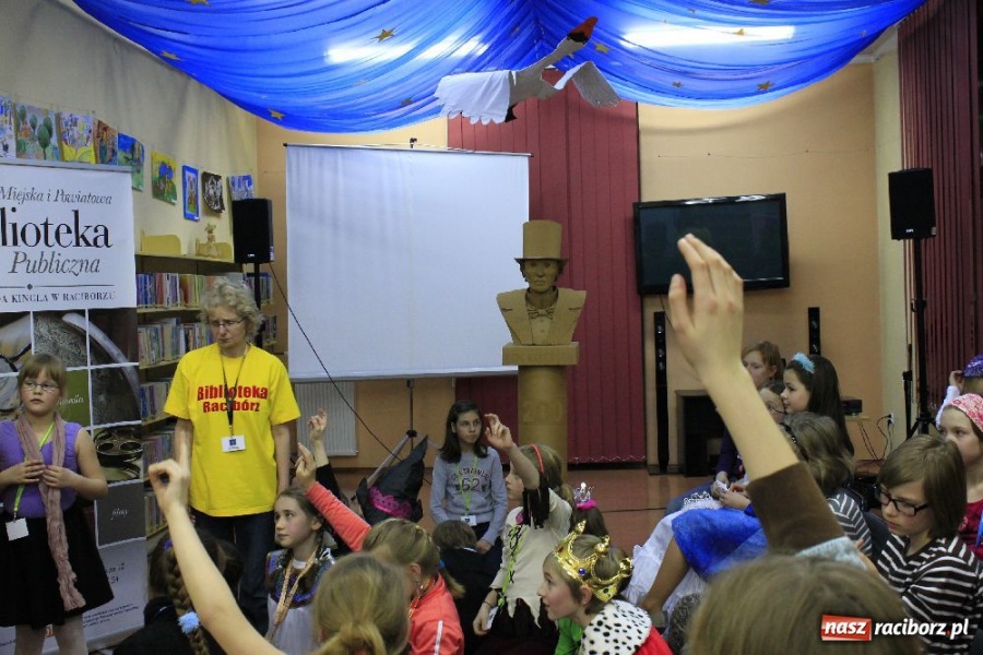 Zdjęcie w galerii na portalu naszraciborz.pl: Edward Lutczyn w raciborskiej książnicy wiadomości z regionu