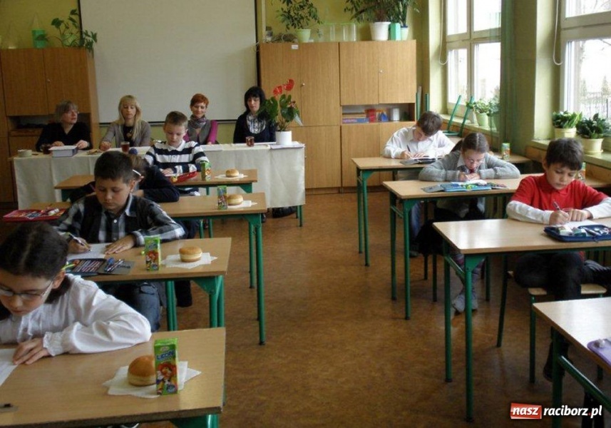 Zdjęcie w galerii na portalu naszraciborz.pl: Mistrzowie ortografii w SP 1 wiadomości z regionu