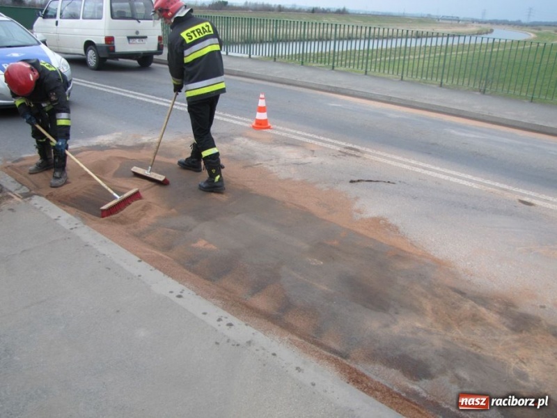 Zdjęcie w galerii na portalu naszraciborz.pl: Zerwany bak, ogromne korki przy Auchan wiadomości z regionu