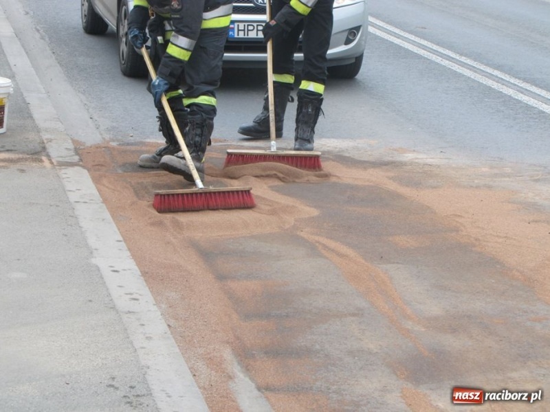 Zdjęcie w galerii na portalu naszraciborz.pl: Zerwany bak, ogromne korki przy Auchan wiadomości z regionu
