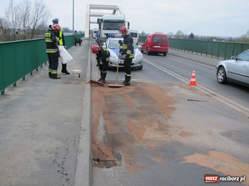 Zdjęcie w galerii na portalu naszraciborz.pl: Zerwany bak, ogromne korki przy Auchan wiadomości z regionu