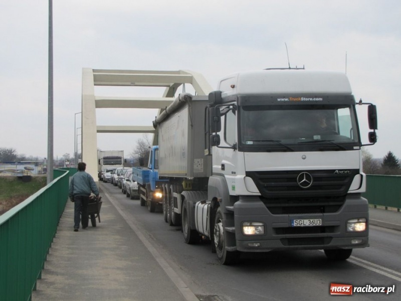 Zdjęcie w galerii na portalu naszraciborz.pl: Zerwany bak, ogromne korki przy Auchan wiadomości z regionu