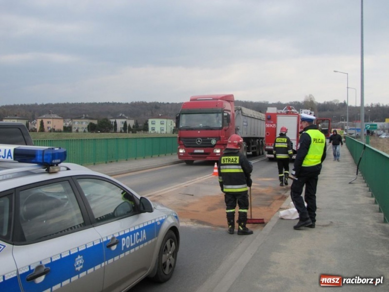 Zdjęcie w galerii na portalu naszraciborz.pl: Zerwany bak, ogromne korki przy Auchan wiadomości z regionu