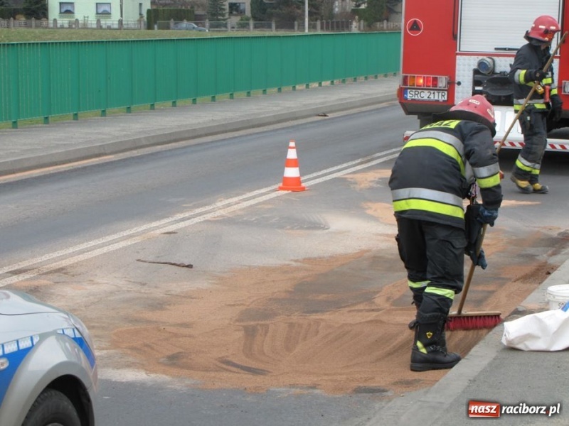 Zdjęcie w galerii na portalu naszraciborz.pl: Zerwany bak, ogromne korki przy Auchan wiadomości z regionu