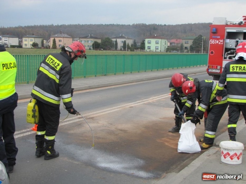 Zdjęcie w galerii na portalu naszraciborz.pl: Zerwany bak, ogromne korki przy Auchan wiadomości z regionu