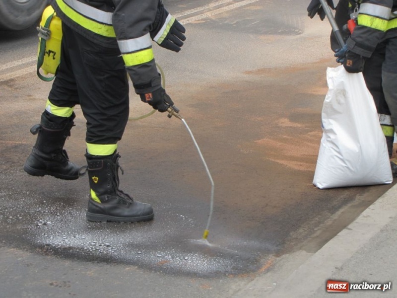 Zdjęcie w galerii na portalu naszraciborz.pl: Zerwany bak, ogromne korki przy Auchan wiadomości z regionu