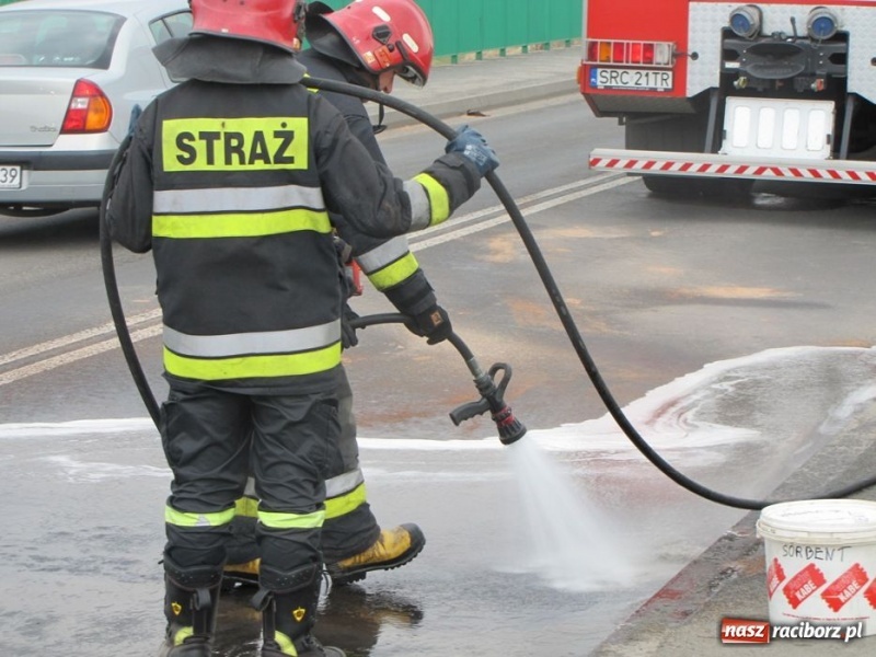 Zdjęcie w galerii na portalu naszraciborz.pl: Zerwany bak, ogromne korki przy Auchan wiadomości z regionu