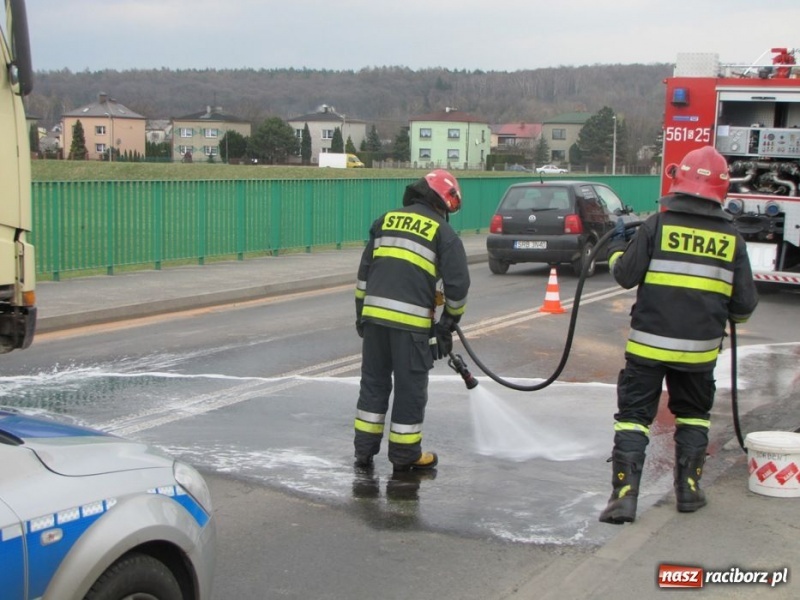 Zdjęcie w galerii na portalu naszraciborz.pl: Zerwany bak, ogromne korki przy Auchan wiadomości z regionu