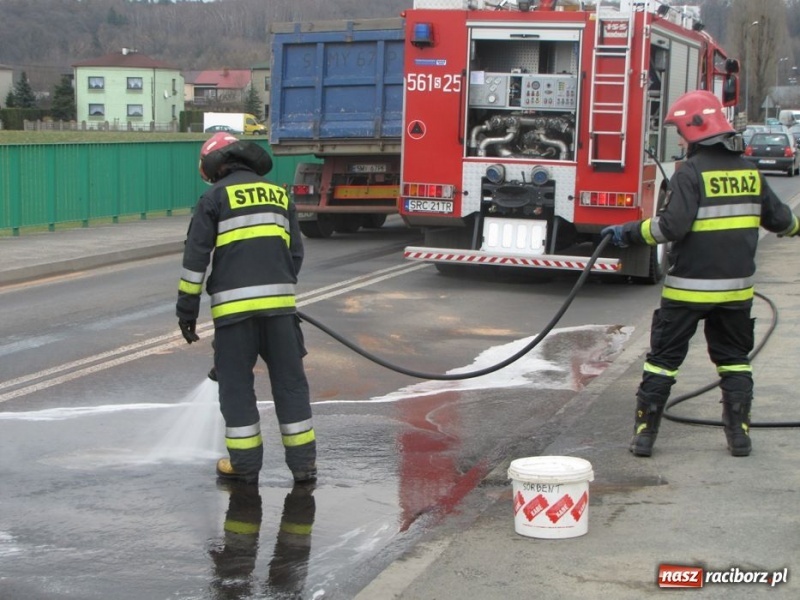 Zdjęcie w galerii na portalu naszraciborz.pl: Zerwany bak, ogromne korki przy Auchan wiadomości z regionu