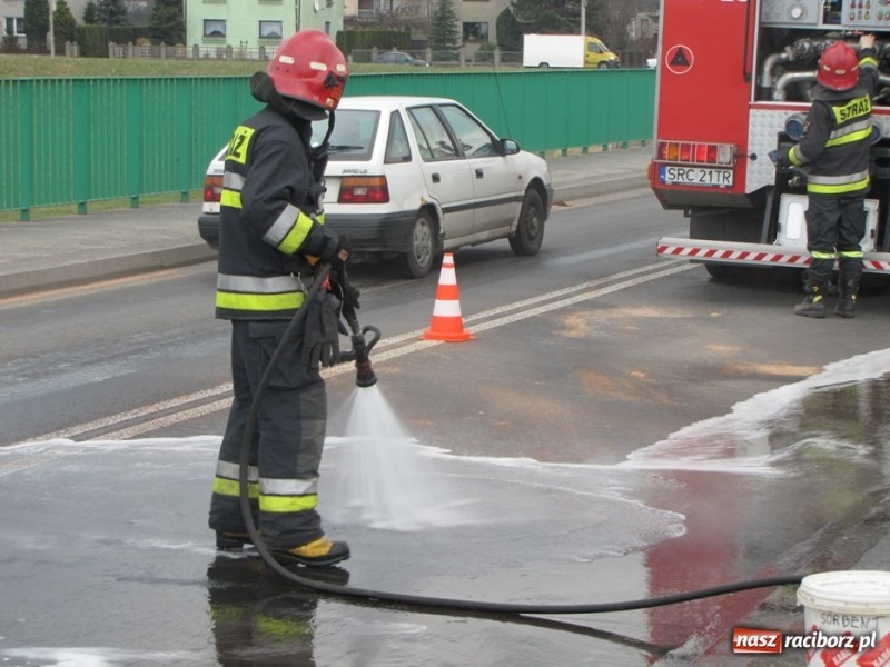 Zdjęcie w galerii na portalu naszraciborz.pl: Zerwany bak, ogromne korki przy Auchan wiadomości z regionu