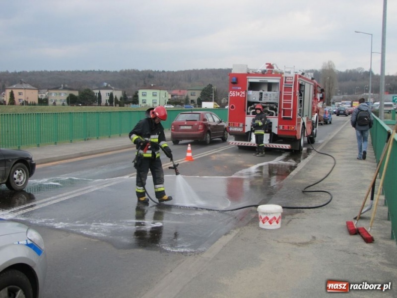 Zdjęcie w galerii na portalu naszraciborz.pl: Zerwany bak, ogromne korki przy Auchan wiadomości z regionu