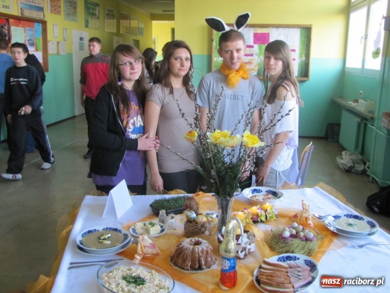 Zdjęcie w galerii na portalu naszraciborz.pl: Kolorowe stoły w krzanowickiej szkole wiadomości z regionu