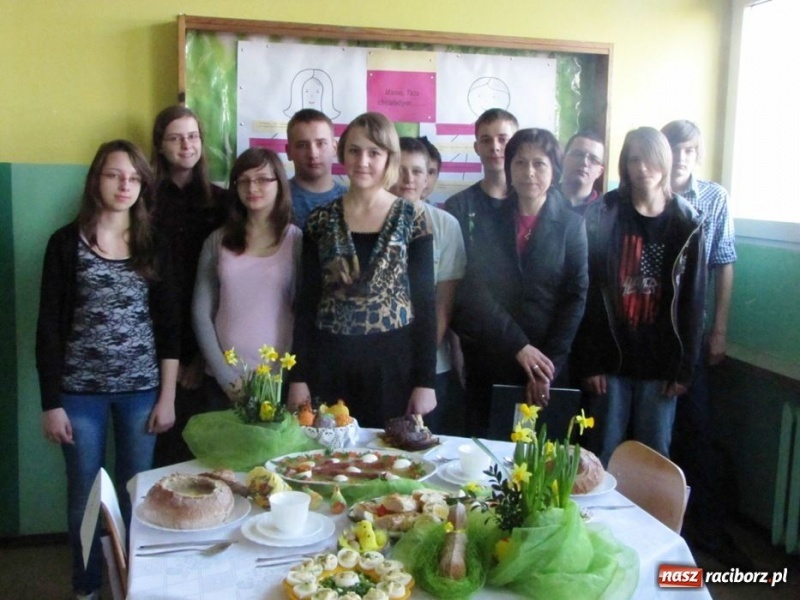 Zdjęcie w galerii na portalu naszraciborz.pl: Kolorowe stoły w krzanowickiej szkole wiadomości z regionu