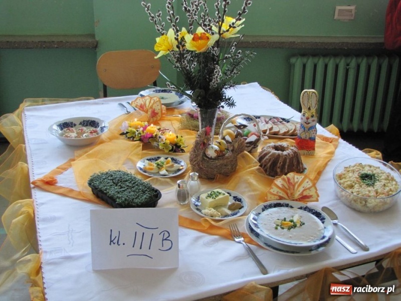 Zdjęcie w galerii na portalu naszraciborz.pl: Kolorowe stoły w krzanowickiej szkole wiadomości z regionu