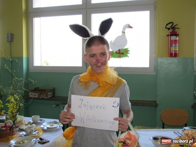 Zdjęcie w galerii na portalu naszraciborz.pl: Kolorowe stoły w krzanowickiej szkole wiadomości z regionu