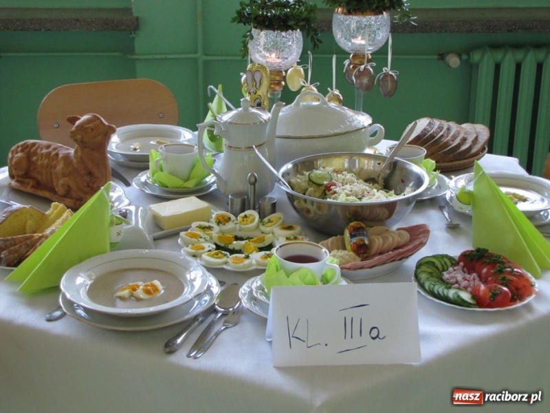 Zdjęcie w galerii na portalu naszraciborz.pl: Kolorowe stoły w krzanowickiej szkole wiadomości z regionu