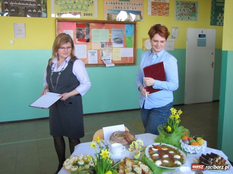 Zdjęcie w galerii na portalu naszraciborz.pl: Kolorowe stoły w krzanowickiej szkole wiadomości z regionu