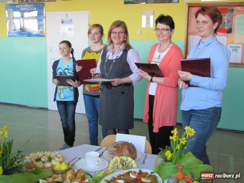 Zdjęcie w galerii na portalu naszraciborz.pl: Kolorowe stoły w krzanowickiej szkole wiadomości z regionu