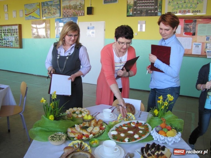 Zdjęcie w galerii na portalu naszraciborz.pl: Kolorowe stoły w krzanowickiej szkole wiadomości z regionu