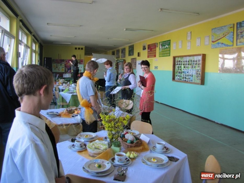 Zdjęcie w galerii na portalu naszraciborz.pl: Kolorowe stoły w krzanowickiej szkole wiadomości z regionu