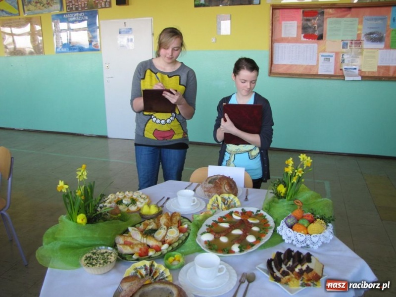 Zdjęcie w galerii na portalu naszraciborz.pl: Kolorowe stoły w krzanowickiej szkole wiadomości z regionu