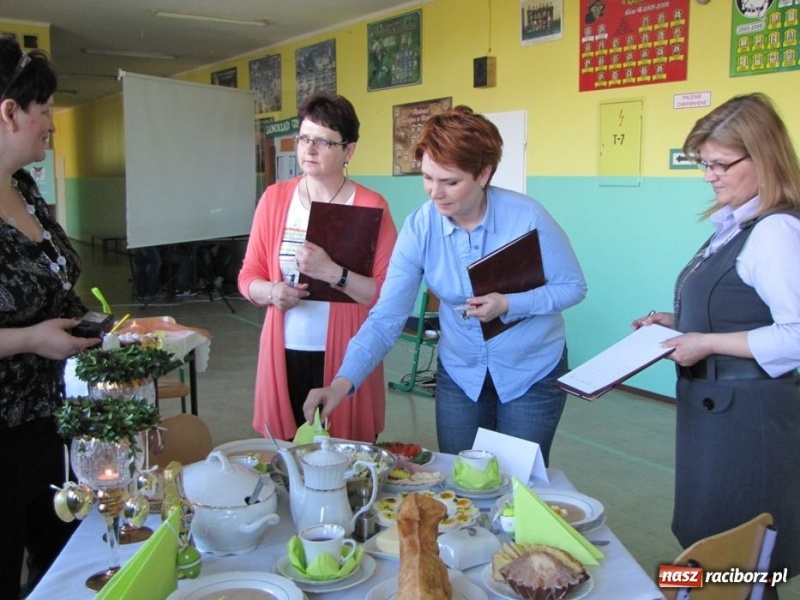 Zdjęcie w galerii na portalu naszraciborz.pl: Kolorowe stoły w krzanowickiej szkole wiadomości z regionu