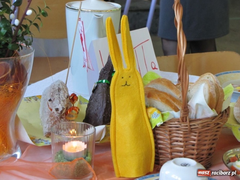 Zdjęcie w galerii na portalu naszraciborz.pl: Kolorowe stoły w krzanowickiej szkole wiadomości z regionu