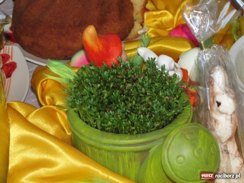 Zdjęcie w galerii na portalu naszraciborz.pl: Kolorowe stoły w krzanowickiej szkole wiadomości z regionu