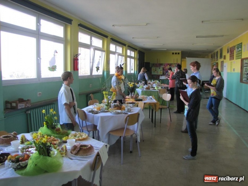 Zdjęcie w galerii na portalu naszraciborz.pl: Kolorowe stoły w krzanowickiej szkole wiadomości z regionu
