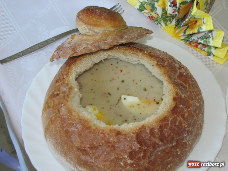 Zdjęcie w galerii na portalu naszraciborz.pl: Kolorowe stoły w krzanowickiej szkole wiadomości z regionu