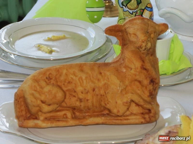 Zdjęcie w galerii na portalu naszraciborz.pl: Kolorowe stoły w krzanowickiej szkole wiadomości z regionu