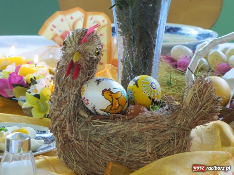 Zdjęcie w galerii na portalu naszraciborz.pl: Kolorowe stoły w krzanowickiej szkole wiadomości z regionu