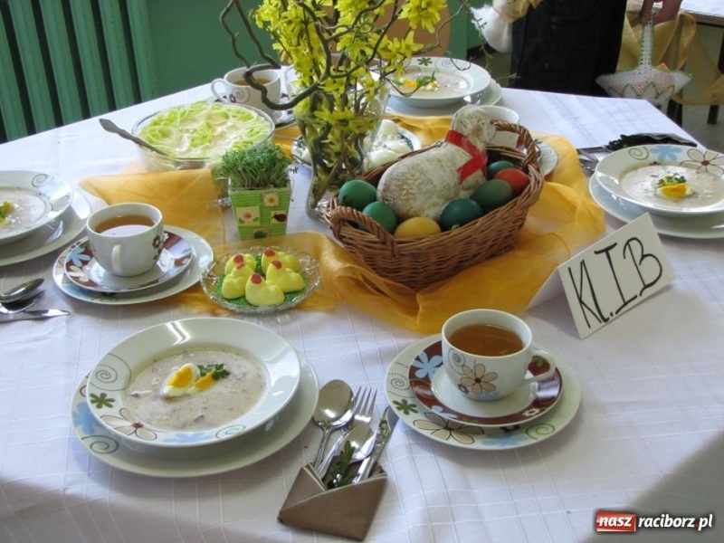 Zdjęcie w galerii na portalu naszraciborz.pl: Kolorowe stoły w krzanowickiej szkole wiadomości z regionu