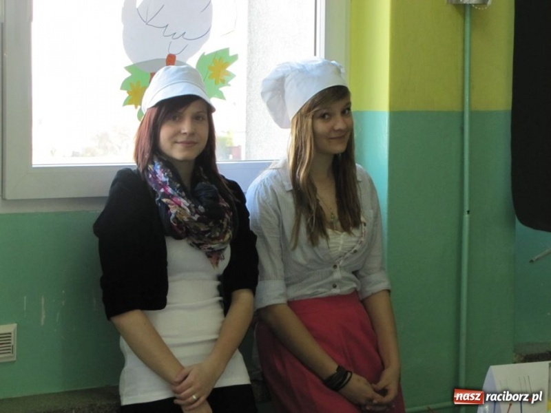 Zdjęcie w galerii na portalu naszraciborz.pl: Kolorowe stoły w krzanowickiej szkole wiadomości z regionu