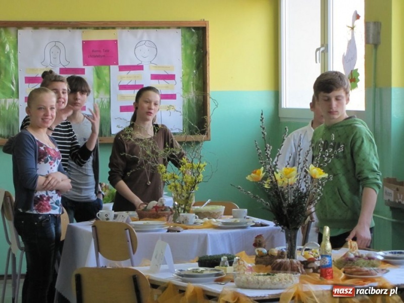 Zdjęcie w galerii na portalu naszraciborz.pl: Kolorowe stoły w krzanowickiej szkole wiadomości z regionu