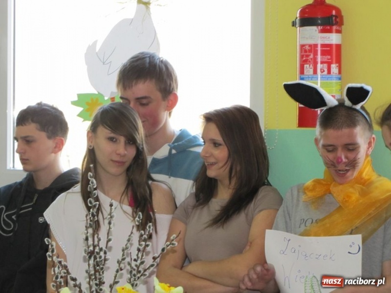 Zdjęcie w galerii na portalu naszraciborz.pl: Kolorowe stoły w krzanowickiej szkole wiadomości z regionu