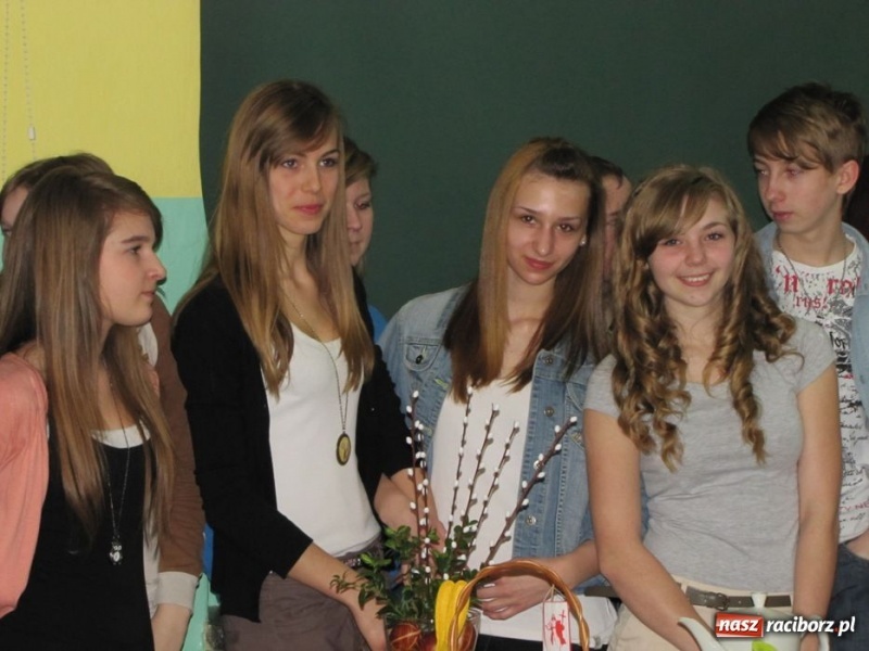 Zdjęcie w galerii na portalu naszraciborz.pl: Kolorowe stoły w krzanowickiej szkole wiadomości z regionu