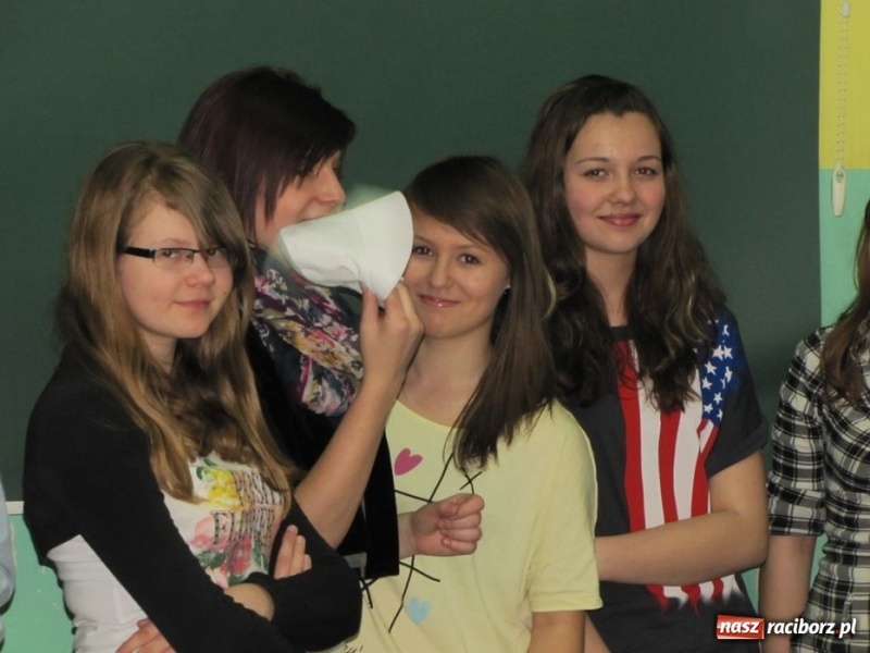 Zdjęcie w galerii na portalu naszraciborz.pl: Kolorowe stoły w krzanowickiej szkole wiadomości z regionu