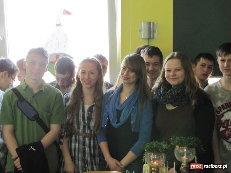 Zdjęcie w galerii na portalu naszraciborz.pl: Kolorowe stoły w krzanowickiej szkole wiadomości z regionu