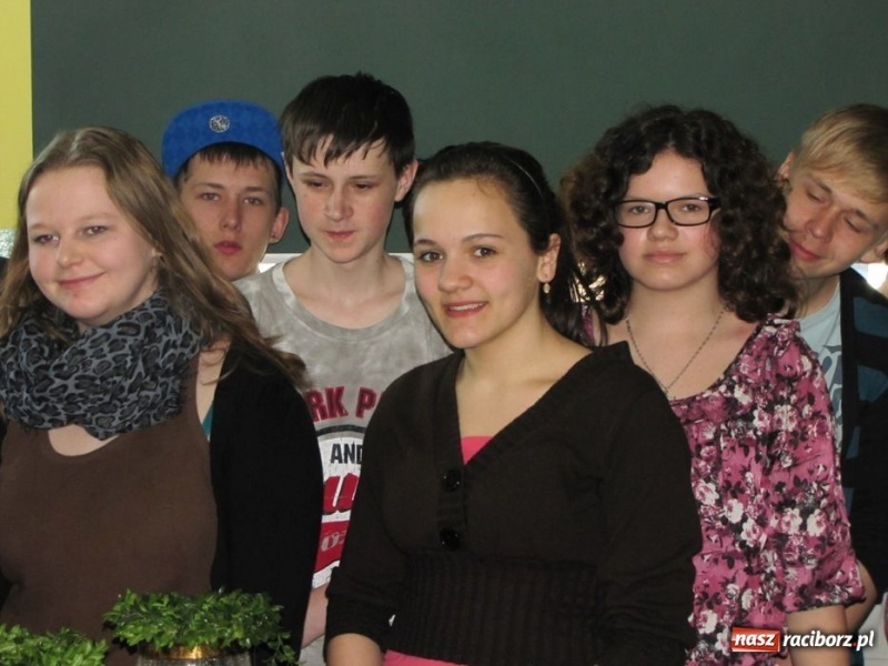 Zdjęcie w galerii na portalu naszraciborz.pl: Kolorowe stoły w krzanowickiej szkole wiadomości z regionu