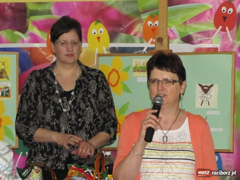 Zdjęcie w galerii na portalu naszraciborz.pl: Kolorowe stoły w krzanowickiej szkole wiadomości z regionu