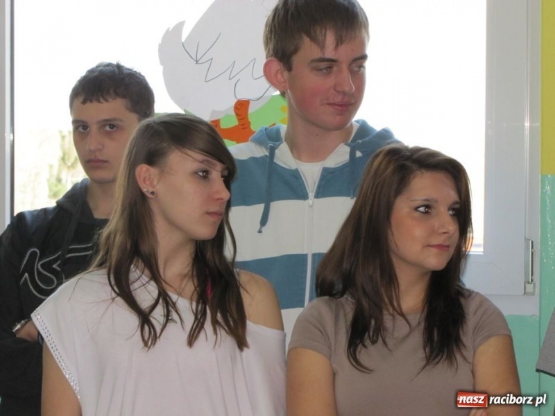 Zdjęcie w galerii na portalu naszraciborz.pl: Kolorowe stoły w krzanowickiej szkole wiadomości z regionu