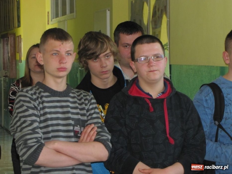 Zdjęcie w galerii na portalu naszraciborz.pl: Kolorowe stoły w krzanowickiej szkole wiadomości z regionu