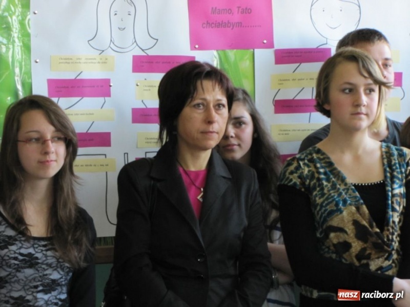 Zdjęcie w galerii na portalu naszraciborz.pl: Kolorowe stoły w krzanowickiej szkole wiadomości z regionu