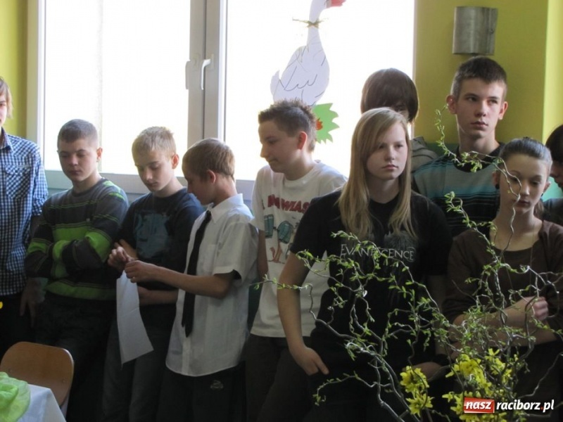 Zdjęcie w galerii na portalu naszraciborz.pl: Kolorowe stoły w krzanowickiej szkole wiadomości z regionu