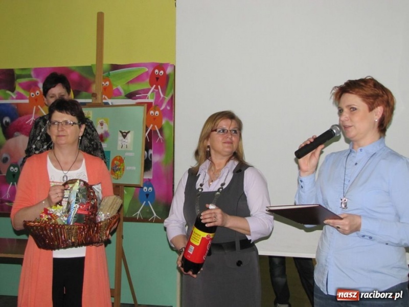 Zdjęcie w galerii na portalu naszraciborz.pl: Kolorowe stoły w krzanowickiej szkole wiadomości z regionu