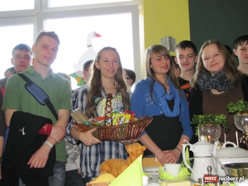 Zdjęcie w galerii na portalu naszraciborz.pl: Kolorowe stoły w krzanowickiej szkole wiadomości z regionu